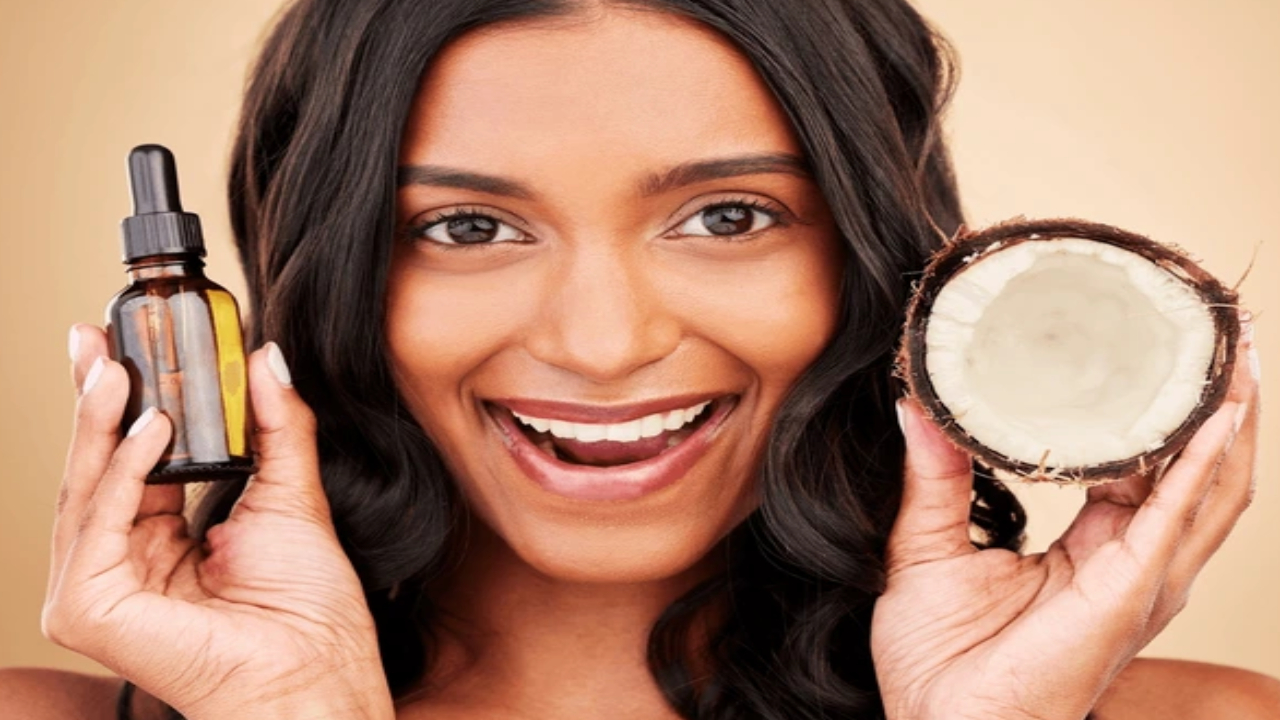Beauty Tips: కొబ్బరినూనె చేసే మాయాజాలం.. ముఖం మిలమిల మెరిసిపోతుంది.. రాత్రి పడుకునేముందు ఇలా చేయడం Beauty Tips: కొబ్బరినూనె చేసే మాయాజాలం.. ముఖం మిలమిల మెరిసిపోతుంది.. రాత్రి పడుకునేముందు ఇలా చేయడం