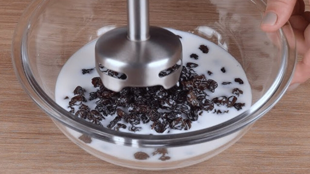 Health Benefits of drinking milk and raisins shake