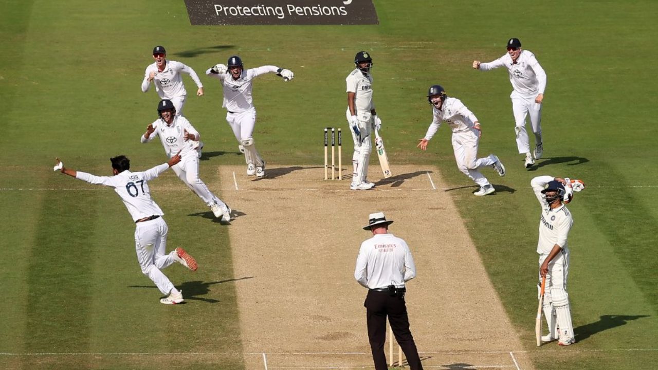 ENG vs IND : గెలుపు జోష్లో ఉన్న ఇంగ్లాండ్కు భారీ షాక్.. గాయంతో మిగిలిన మ్యాచ్లకు స్టార్ ఆటగాడు దూరం.. ENG vs IND : గెలుపు జోష్లో ఉన్న ఇంగ్లాండ్కు భారీ షాక్.. గాయంతో మిగిలిన మ్యాచ్లకు స్టార్ ఆటగాడు దూరం..