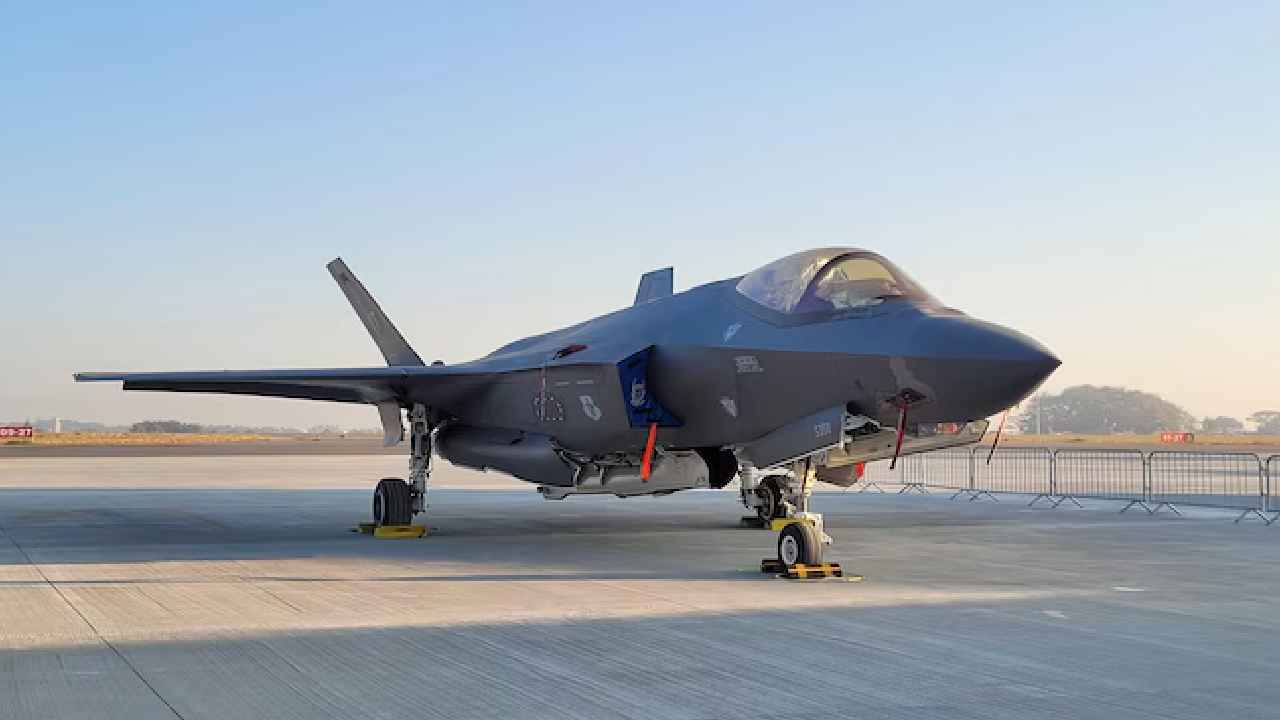 British F35 Fighter Jet: ఎట్టకేలకు.. 22 రోజుల తర్వాత.. కేరళ ఎయిర్ పోర్టు నుంచి యూకే ఫైటర్ జెట్ తరలింపు British F35 Fighter Jet: ఎట్టకేలకు.. 22 రోజుల తర్వాత.. కేరళ ఎయిర్ పోర్టు నుంచి యూకే ఫైటర్ జెట్ తరలింపు