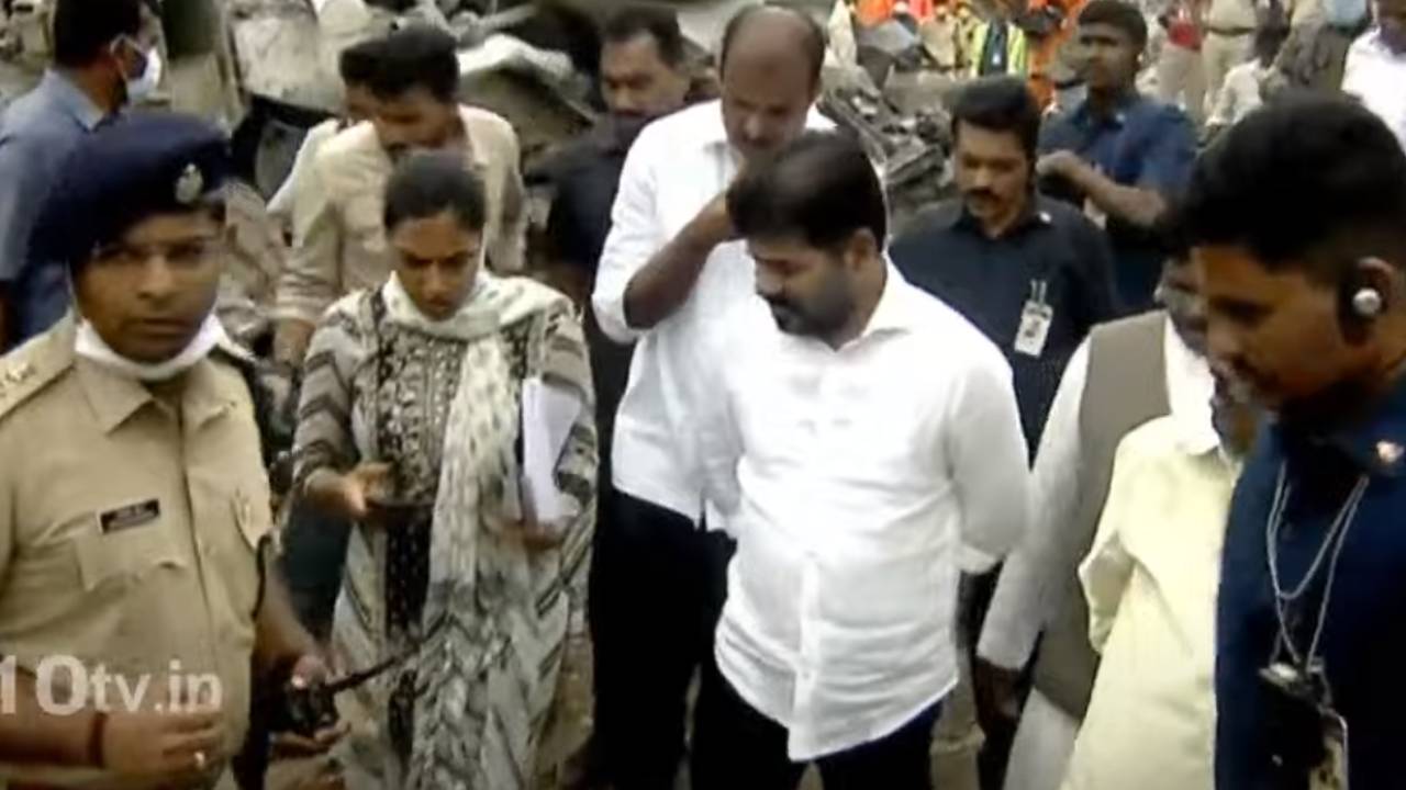 పాశమైలారం ఘటనాస్థలిని పరిశీలించిన సీఎం రేవంత్ రెడ్డి.. అధికారులకు కీలక ఆదేశాలు.. పాశమైలారం ఘటనాస్థలిని పరిశీలించిన సీఎం రేవంత్ రెడ్డి.. అధికారులకు కీలక ఆదేశాలు..