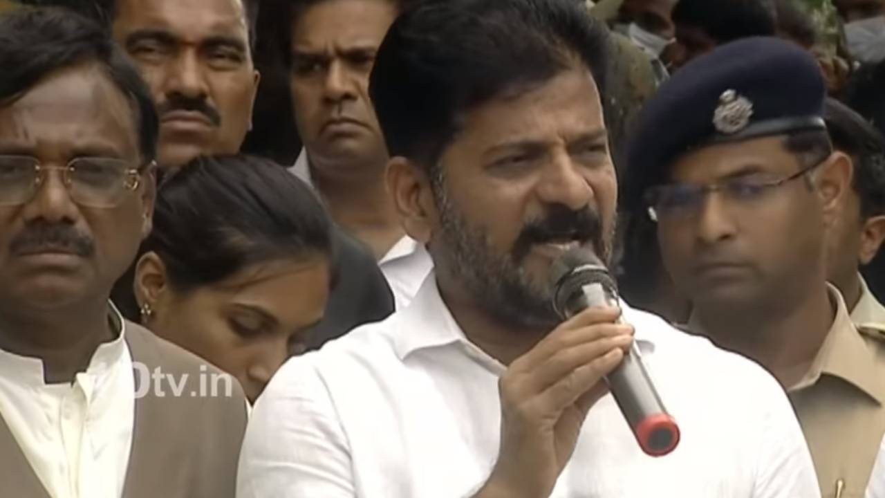 పాశమైలారం ఘటన.. మృతుల కుటుంబాలకు రూ.కోటి పరిహారం: సీఎం రేవంత్ రెడ్డి పాశమైలారం ఘటన.. మృతుల కుటుంబాలకు రూ.కోటి పరిహారం: సీఎం రేవంత్ రెడ్డి