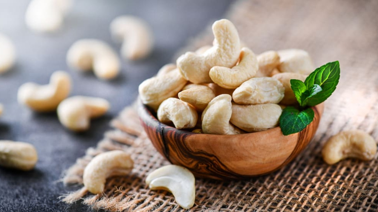 Cashew Nuts Benefits: రోజూ జీడిపప్పు తింటున్నారా.. కానీ, ఎంత మోతాదులో తినాలో తెలుసా.. ఇవి తప్పకుండా పాటించాలి Cashew Nuts Benefits: రోజూ జీడిపప్పు తింటున్నారా.. కానీ, ఎంత మోతాదులో తినాలో తెలుసా.. ఇవి తప్పకుండా పాటించాలి