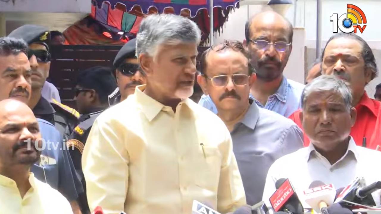 కోట శ్రీనివాసరావు భౌతికకాయాన్ని సందర్శించి నివాళులర్పించిన సీఎం చంద్రబాబు నాయుడు కోట శ్రీనివాసరావు భౌతికకాయాన్ని సందర్శించి నివాళులర్పించిన సీఎం చంద్రబాబు నాయుడు
