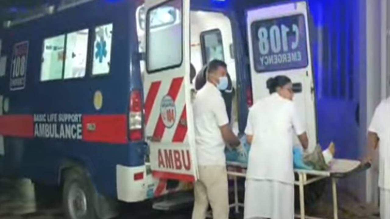 చిత్తూరు జిల్లాలో దారుణం.. ప్రియుడి ఇంటి ముందు పెట్రోల్ పోసుకొని నిప్పంటించుకున్న మహిళా కానిస్టేబుల్.. చిత్తూరు జిల్లాలో దారుణం.. ప్రియుడి ఇంటి ముందు పెట్రోల్ పోసుకొని నిప్పంటించుకున్న మహిళా కానిస్టేబుల్..