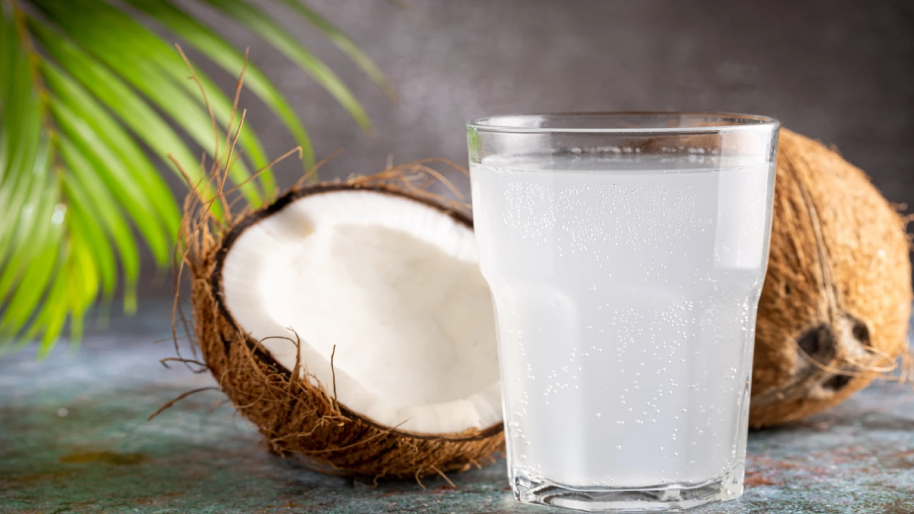 Health Tips: కొబ్బరి నీళ్లు ఆరోగ్యం.. కానీ, వీళ్లకు మాత్రం విషం.. అస్సలు తాగకూడదు Health Tips: కొబ్బరి నీళ్లు ఆరోగ్యం.. కానీ, వీళ్లకు మాత్రం విషం.. అస్సలు తాగకూడదు