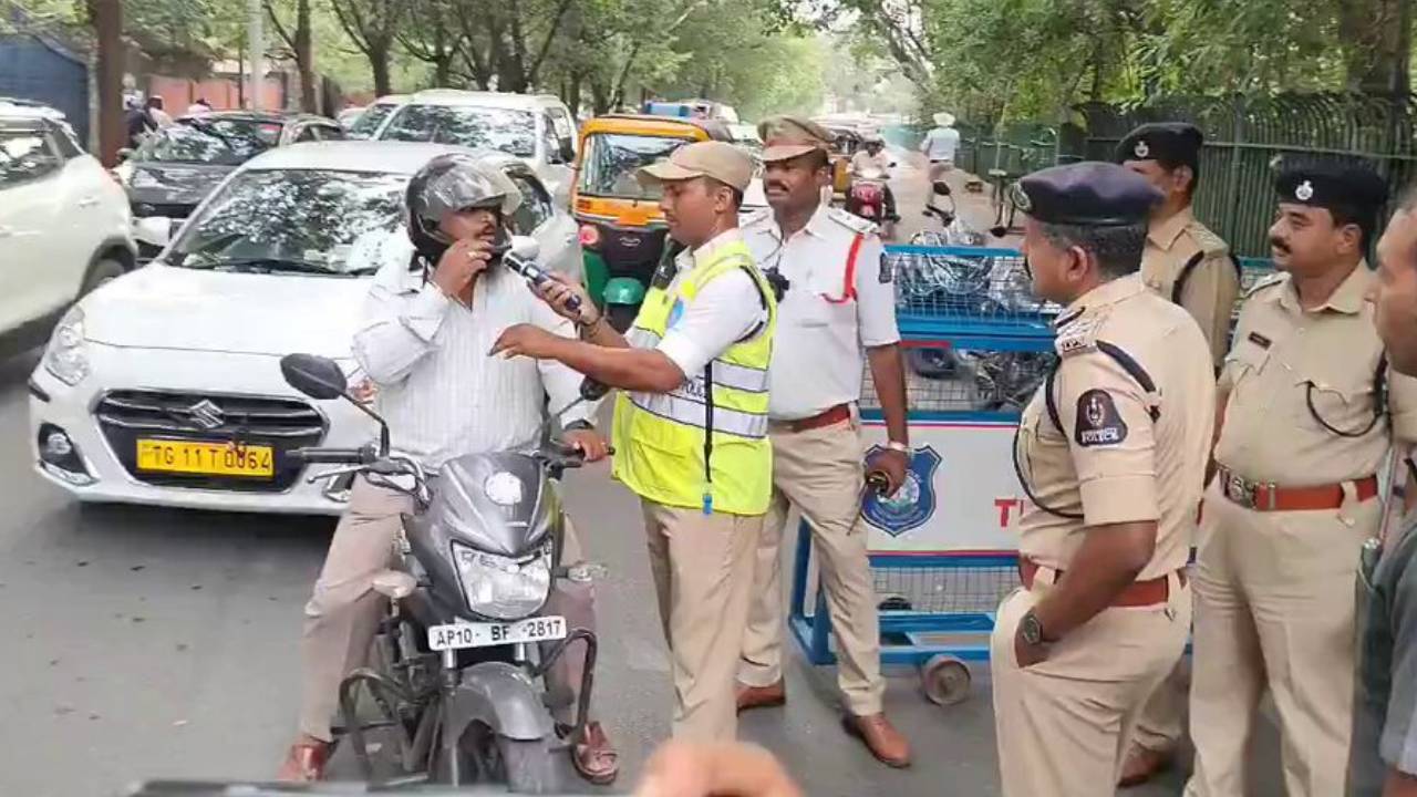 వాహనదారులకు బిగ్అలర్ట్.. పగటిపూట ఆ 60 సెకండ్లపాటు.. డేటైమ్ డ్రంక్ అండ్ డ్రైవ్ టెస్టులు.. రెండు రోజుల్లో 18 మంది.. వాహనదారులకు బిగ్అలర్ట్.. పగటిపూట ఆ 60 సెకండ్లపాటు.. డేటైమ్ డ్రంక్ అండ్ డ్రైవ్ టెస్టులు.. రెండు రోజుల్లో 18 మంది..