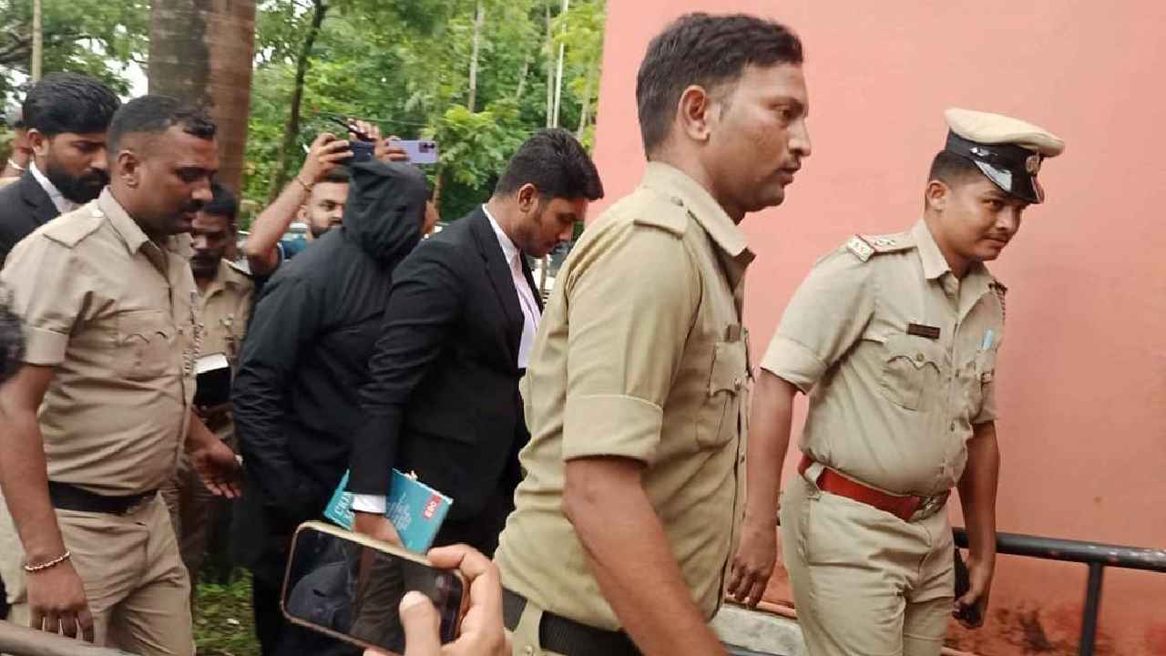 Dharmasthala Mass Burials: నిజంగా ధర్మస్థలలో మర్డర్లు జరిగాయా? మహిళలు, బాలికలపై లైంగిక దాడి చేసి చంపేశారా? ఆ వ్యక్తి ఆరోపణల్లో వాస్తవమెంత.. Dharmasthala Mass Burials: నిజంగా ధర్మస్థలలో మర్డర్లు జరిగాయా? మహిళలు, బాలికలపై లైంగిక దాడి చేసి చంపేశారా? ఆ వ్యక్తి ఆరోపణల్లో వాస్తవమెంత..