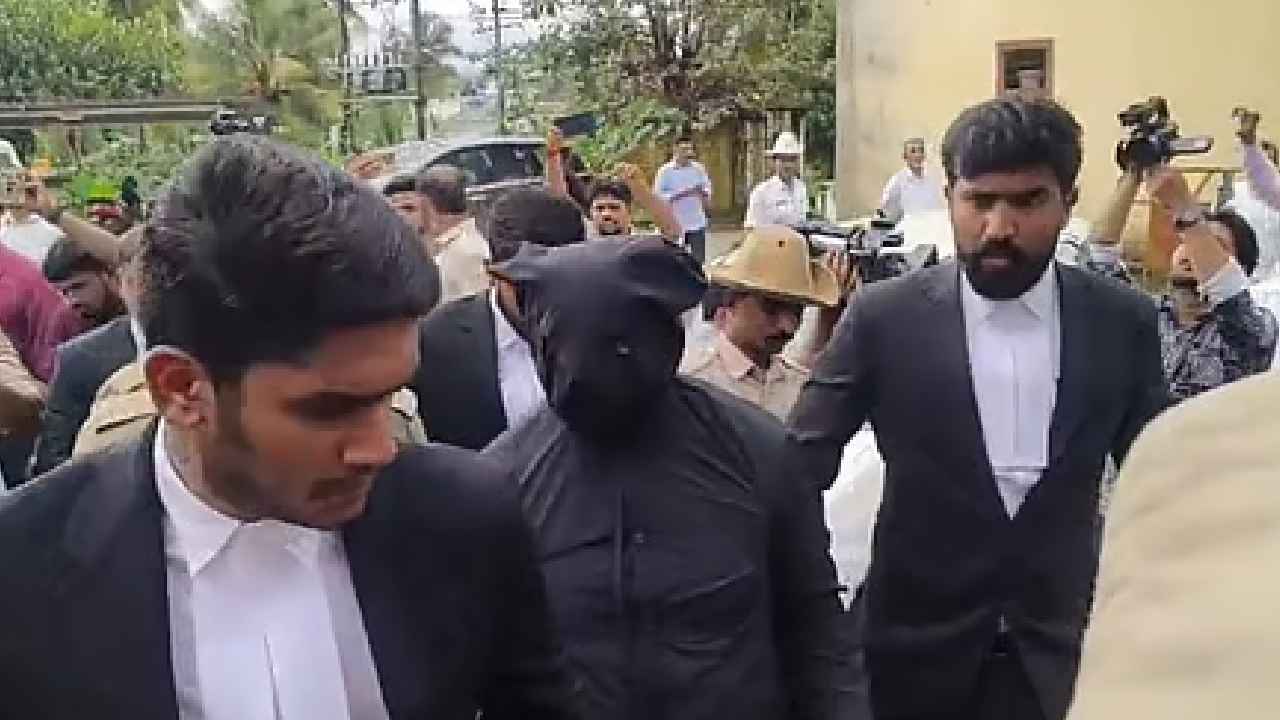Dharmasthala Mass Burial Case: ధర్మస్థల సామూహిక అంత్యక్రియల కేసు.. ఆ 8వేల 800 లింకులు తొలగించండి.. కోర్టు కీలక ఆదేశాలు Dharmasthala Mass Burial Case: ధర్మస్థల సామూహిక అంత్యక్రియల కేసు.. ఆ 8వేల 800 లింకులు తొలగించండి.. కోర్టు కీలక ఆదేశాలు