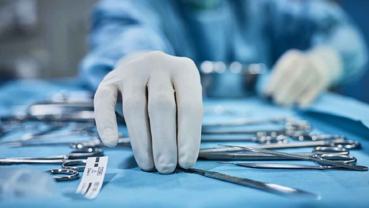 Doctor Negligence: ఓరి నాయనో..! అక్కడ ఇన్ఫెక్షన్ ఉందని వెళితే.. ఏకంగా వాటిని తొలగించేసిన డాక్టర్.. లబోదిబోమంటున్న పేషంట్.. Doctor Negligence: ఓరి నాయనో..! అక్కడ ఇన్ఫెక్షన్ ఉందని వెళితే.. ఏకంగా వాటిని తొలగించేసిన డాక్టర్.. లబోదిబోమంటున్న పేషంట్..
