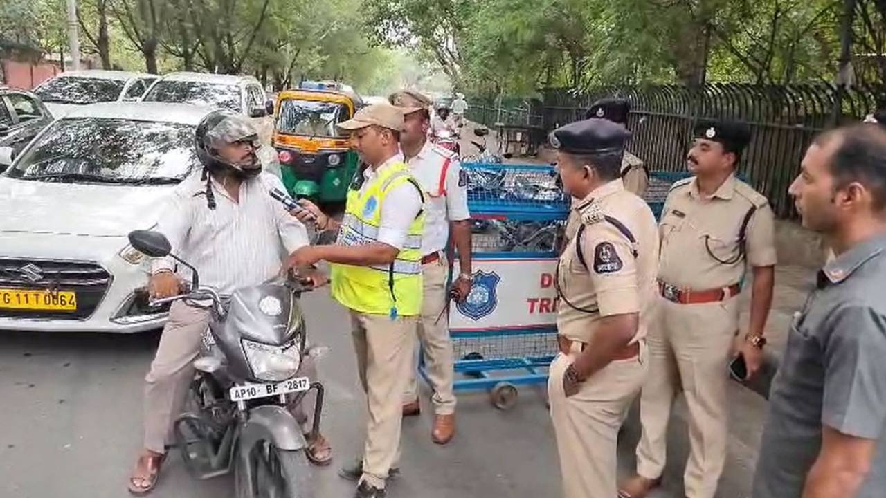 వాహనదారులు బీ కేర్ఫుల్.. హైదరాబాద్లో ఇక నుంచి డే టైమ్లో కూడా డ్రంక్ అండ్ డ్రైవ్ తనిఖీలు.. పట్టుబడితే అంతే సంగతులు వాహనదారులు బీ కేర్ఫుల్.. హైదరాబాద్లో ఇక నుంచి డే టైమ్లో కూడా డ్రంక్ అండ్ డ్రైవ్ తనిఖీలు.. పట్టుబడితే అంతే సంగతులు