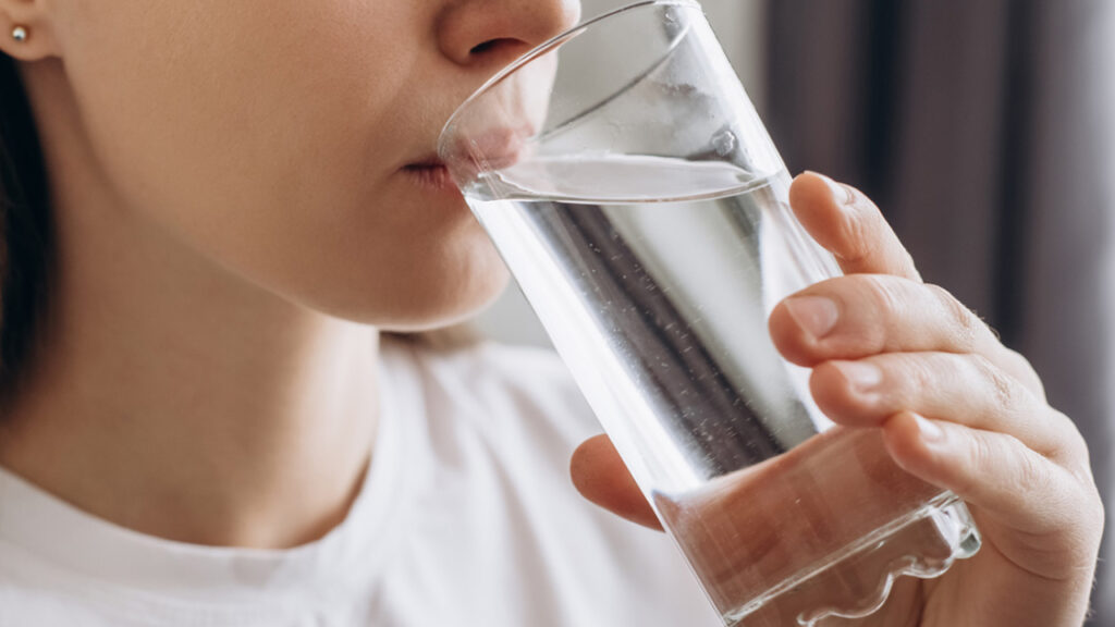 Health benefits of drinking water while sitting
