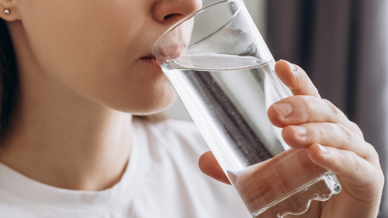 Health Tips: నీళ్లు ఎలా తాగుతున్నారు? ఇలా తాగితే ఆరోగ్యానికి మంచిది తెల్సా.. ఒకసారి ట్రై చేయండి Health Tips: నీళ్లు ఎలా తాగుతున్నారు? ఇలా తాగితే ఆరోగ్యానికి మంచిది తెల్సా.. ఒకసారి ట్రై చేయండి