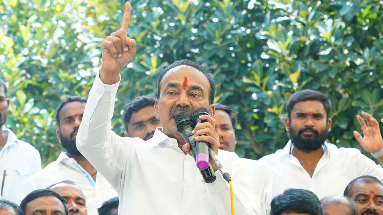 Eatala Rajendar: కడుపులో కత్తులు పెట్టుకుని నాపై కుట్రలు చేస్తున్నారు.. బీజేపీలో ఈటల వ్యాఖ్యల కలకలం.. పార్టీ అధ్యక్షుడు కీలక ఆదేశాలు.. Eatala Rajendar: కడుపులో కత్తులు పెట్టుకుని నాపై కుట్రలు చేస్తున్నారు.. బీజేపీలో ఈటల వ్యాఖ్యల కలకలం.. పార్టీ అధ్యక్షుడు కీలక ఆదేశాలు..