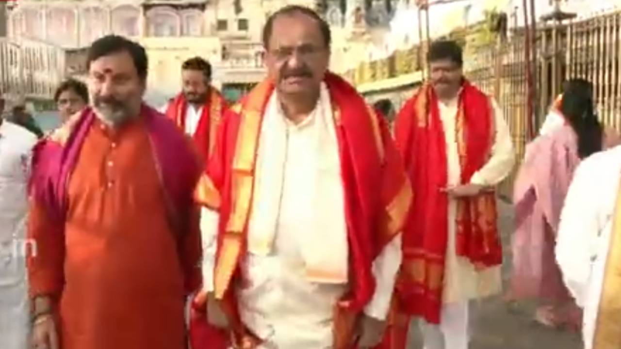 తిరుమల శ్రీవారి దర్శనాలపై మాజీ ఉప రాష్ట్రపతి వెంకయ్య నాయుడు కీలక కామెంట్స్.. వాళ్లు ఏడాదిలో ఒకేసారి రావాలి.. తిరుమల శ్రీవారి దర్శనాలపై మాజీ ఉప రాష్ట్రపతి వెంకయ్య నాయుడు కీలక కామెంట్స్.. వాళ్లు ఏడాదిలో ఒకేసారి రావాలి..