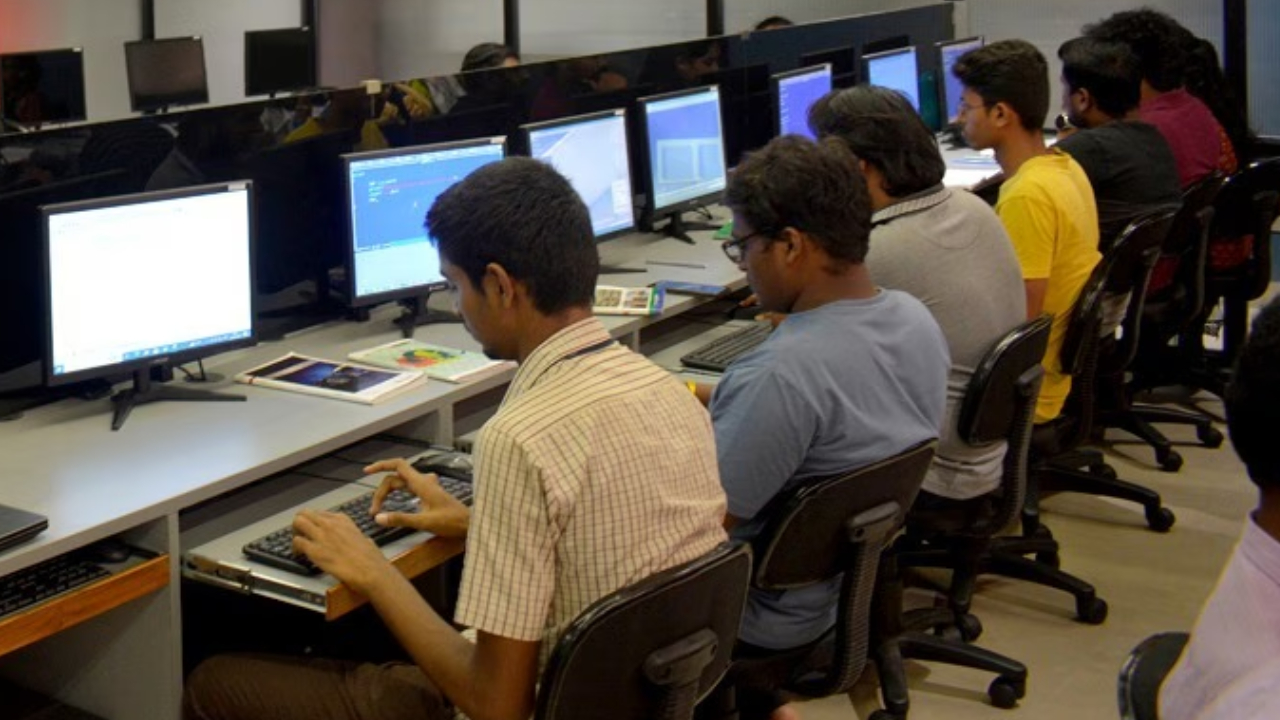 Free Job Training: నిరుద్యోగులకు సాఫ్ట్ వేర్ శిక్షణ.. ఉచిత ట్రైనింగ్, జాబ్ ఆఫర్స్.. అద్భుతమైన అవకాశం మీకోసమే. Free Job Training: నిరుద్యోగులకు సాఫ్ట్ వేర్ శిక్షణ.. ఉచిత ట్రైనింగ్, జాబ్ ఆఫర్స్.. అద్భుతమైన అవకాశం మీకోసమే.