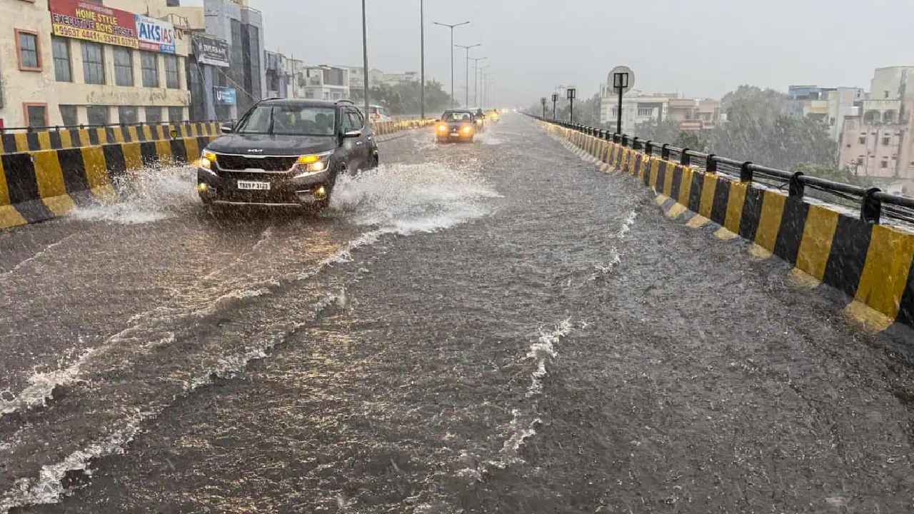 Hyderabad Rains: హైదరాబాద్లో దంచికొడుతున్న వర్షం.. ఈ ఏరియాల వాళ్లు బీ కేర్ ఫుల్.. వాహనదారులకు బిగ్ అలర్ట్.. Hyderabad Rains: హైదరాబాద్లో దంచికొడుతున్న వర్షం.. ఈ ఏరియాల వాళ్లు బీ కేర్ ఫుల్.. వాహనదారులకు బిగ్ అలర్ట్..