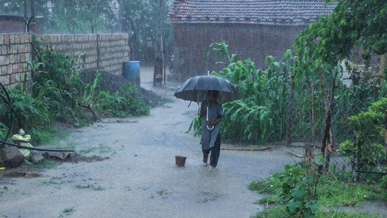 Rains: హైదరాబాద్ వెదర్ అప్డేట్.. ఈ వానలు ఇంకెన్నాళ్లు? ఆ జిల్లాలకు ఆరెంజ్ అలర్ట్ జారీ.. Rains: హైదరాబాద్ వెదర్ అప్డేట్.. ఈ వానలు ఇంకెన్నాళ్లు? ఆ జిల్లాలకు ఆరెంజ్ అలర్ట్ జారీ..