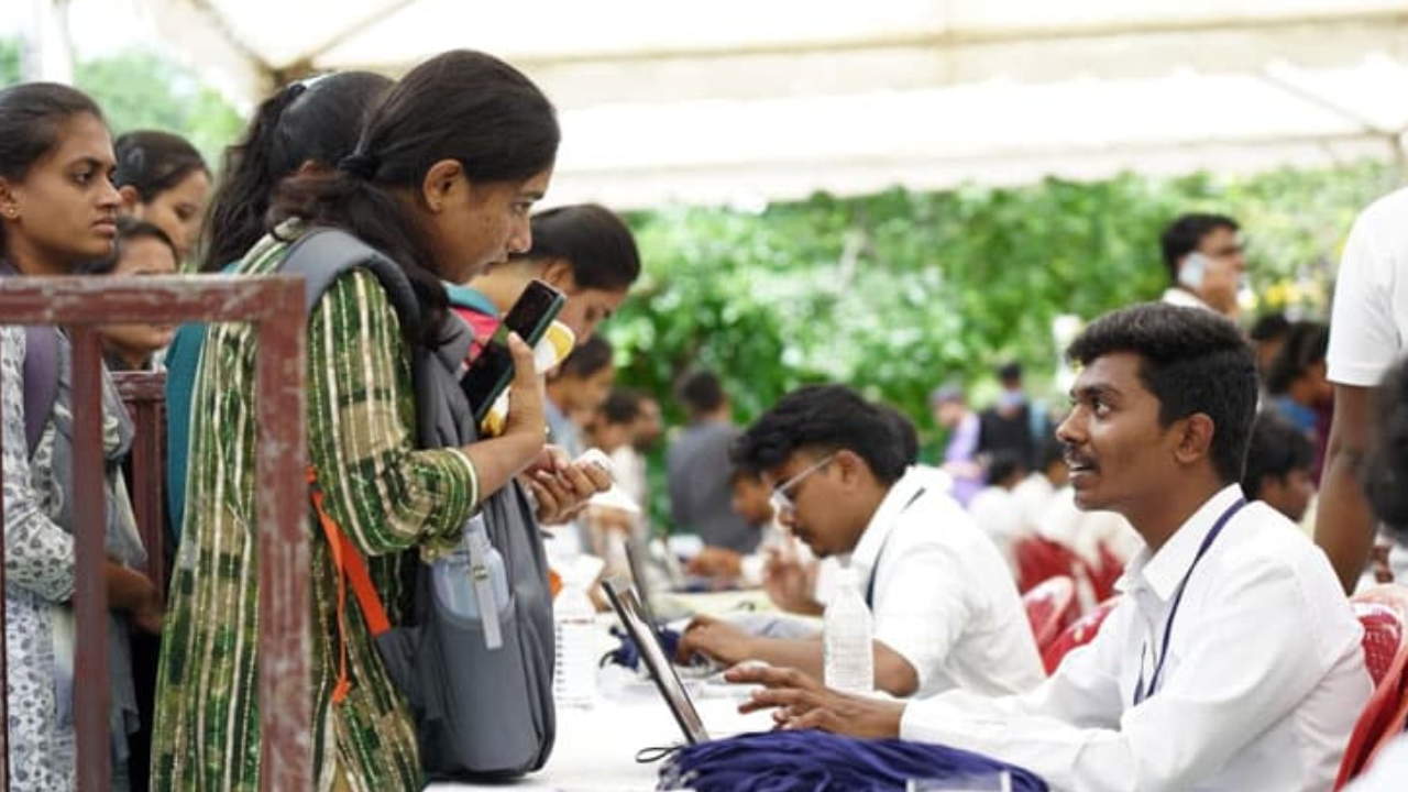Job Fair: పది పాసయ్యారా.. టెక్ మహీంద్రా, గ్రీన్ టెక్ సంస్థల్లో ఉద్యోగాలు.. రూ.2.8 లక్షల జీతం.. రిజిస్ట్రేషన్, పూర్తి వివరాలు Job Fair: పది పాసయ్యారా.. టెక్ మహీంద్రా, గ్రీన్ టెక్ సంస్థల్లో ఉద్యోగాలు.. రూ.2.8 లక్షల జీతం.. రిజిస్ట్రేషన్, పూర్తి వివరాలు