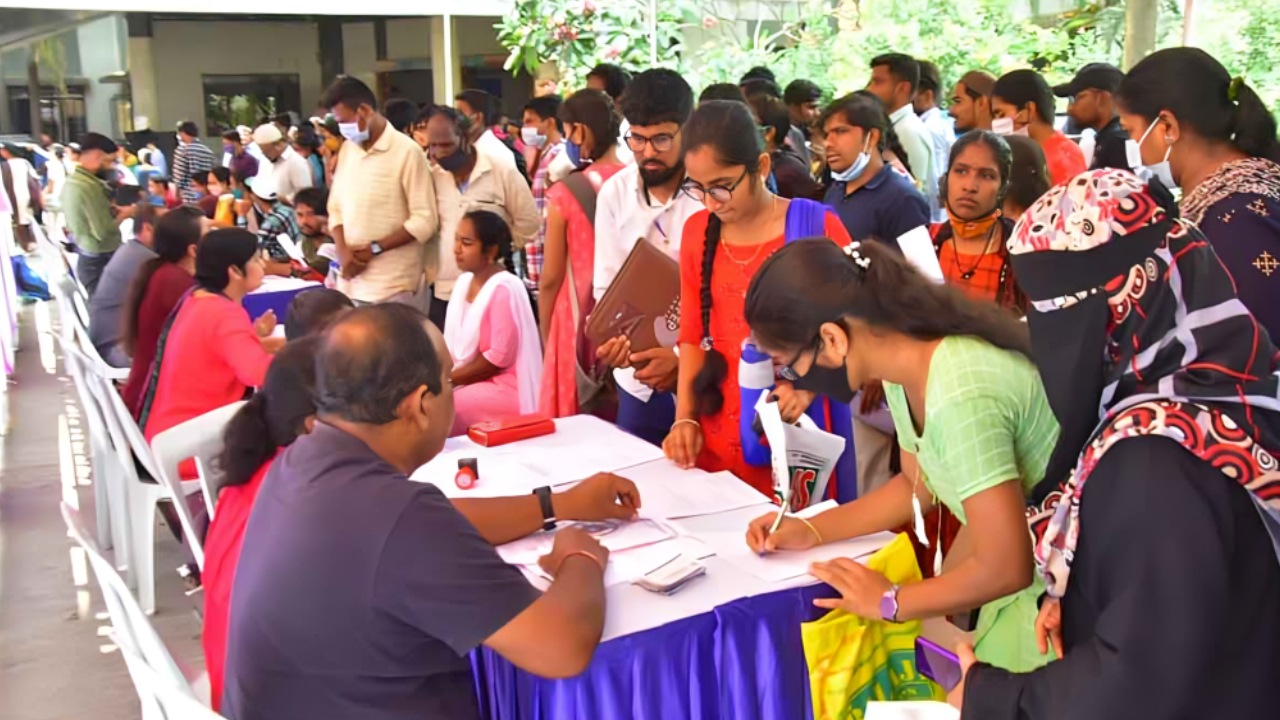 Job Mela: నిరుద్యోగులకు గుడ్ న్యూస్.. ఏపీలో భారీ జాబ్ మేళా.. రూ.18 వేల జీతం.. ఇలా అప్లై చేసుకోండి Job Mela: నిరుద్యోగులకు గుడ్ న్యూస్.. ఏపీలో భారీ జాబ్ మేళా.. రూ.18 వేల జీతం.. ఇలా అప్లై చేసుకోండి