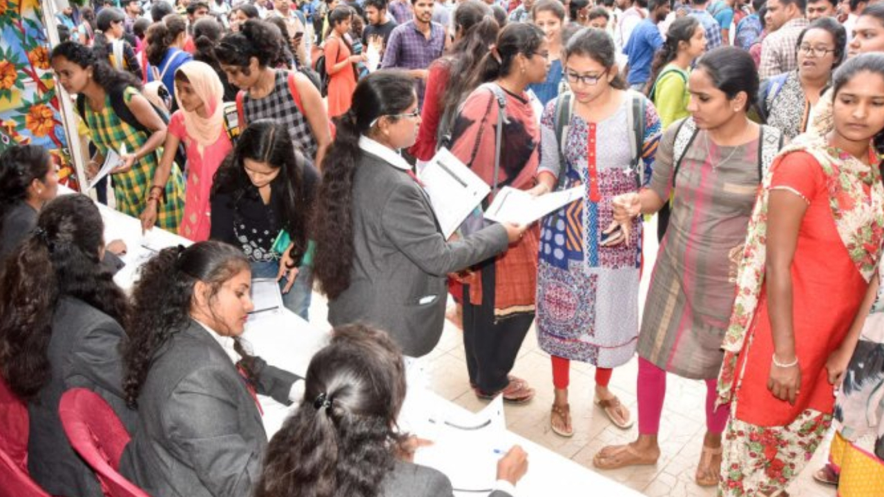 Job Mela: నిరుద్యోగులకు బంపర్ ఆఫర్.. 35 కంపెనీలు, 4062 జాబ్స్.. అర్హత, దరఖాస్తు, జీతం పూర్తి వివరాలు Job Mela: నిరుద్యోగులకు బంపర్ ఆఫర్.. 35 కంపెనీలు, 4062 జాబ్స్.. అర్హత, దరఖాస్తు, జీతం పూర్తి వివరాలు