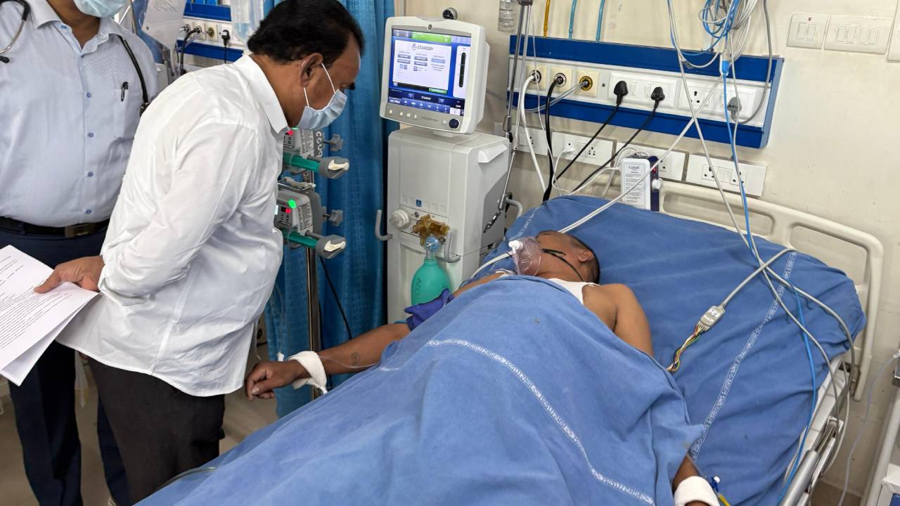 కూకట్పల్లి కల్తీ కల్లు ఘటనలో ముగ్గురు మృతి.. మరో ఇద్దరు పరిస్థితి విషమం.. బాధితులకు మంత్రి జూపల్లి పరామర్శ.. కోటి పరిహారం ఇవ్వాలని ఈటల డిమాండ్ కూకట్పల్లి కల్తీ కల్లు ఘటనలో ముగ్గురు మృతి.. మరో ఇద్దరు పరిస్థితి విషమం.. బాధితులకు మంత్రి జూపల్లి పరామర్శ.. కోటి పరిహారం ఇవ్వాలని ఈటల డిమాండ్