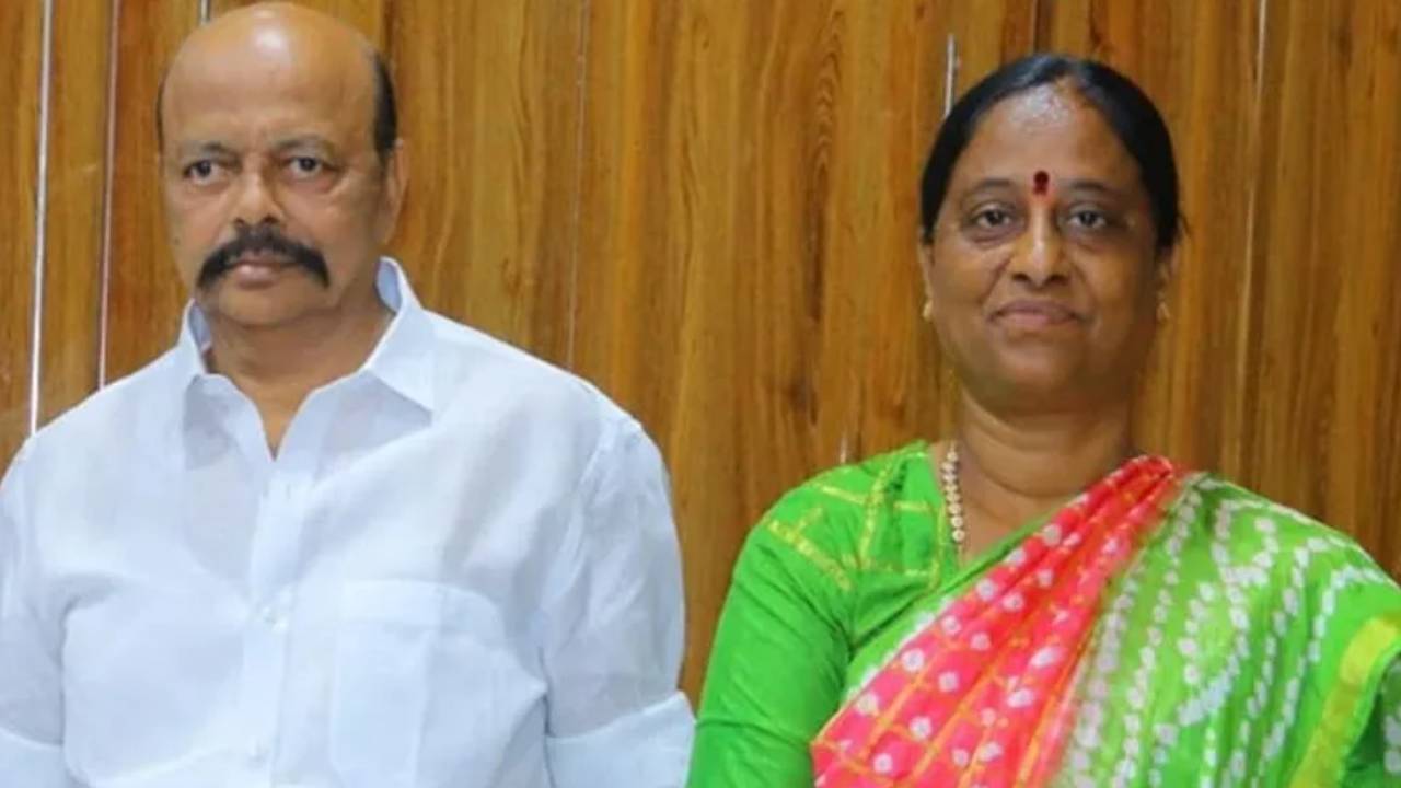 కాంగ్రెస్లో కొండా కల్లోలం.. మీనాక్షి నటరాజన్తో కొండా దంపతులు భేటీ.. 16పేజీల నివేదికను అందజేత.. కాంగ్రెస్లో కొండా కల్లోలం.. మీనాక్షి నటరాజన్తో కొండా దంపతులు భేటీ.. 16పేజీల నివేదికను అందజేత..