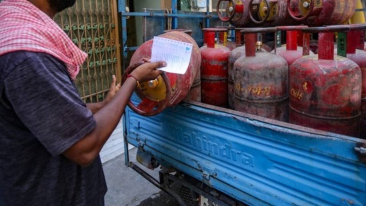 Gas Cylinder Price: గుడ్న్యూస్.. భారీగా తగ్గిన గ్యాస్ సిలిండర్ ధర.. ఏపీ, తెలంగాణ రాష్ట్రాల్లో ఎంత తగ్గిందంటే.. Gas Cylinder Price: గుడ్న్యూస్.. భారీగా తగ్గిన గ్యాస్ సిలిండర్ ధర.. ఏపీ, తెలంగాణ రాష్ట్రాల్లో ఎంత తగ్గిందంటే..