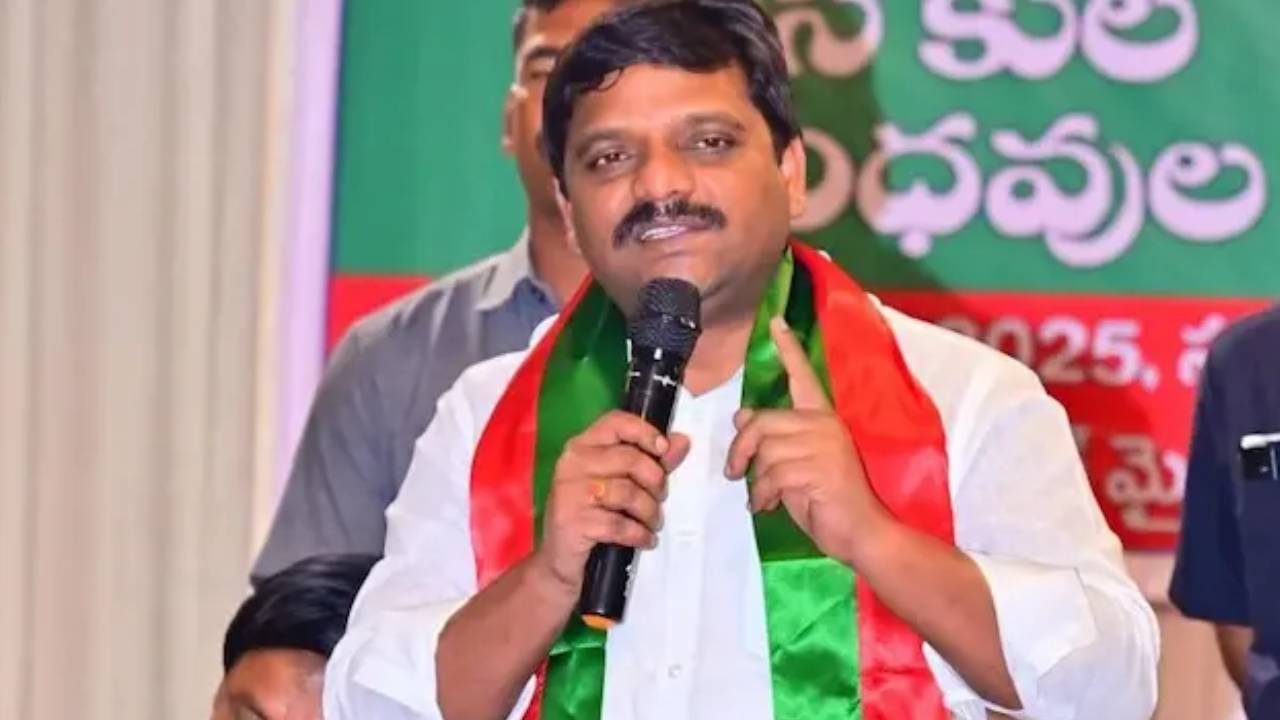 ‘నేనన్నమాట తప్పేం లేదు.. కవిత సభ్యత్వం రద్దు చేయాలె..’ మండలి చైర్మన్ కు తీన్మార్ మల్లన్న కంప్లెయింట్.. ‘నేనన్నమాట తప్పేం లేదు.. కవిత సభ్యత్వం రద్దు చేయాలె..’ మండలి చైర్మన్ కు తీన్మార్ మల్లన్న కంప్లెయింట్..