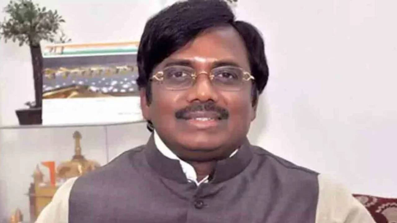 Telangana: మంత్రి గడ్డం వివేక్ వెంకటస్వామికి తప్పిన ప్రమాదం Telangana: మంత్రి గడ్డం వివేక్ వెంకటస్వామికి తప్పిన ప్రమాదం