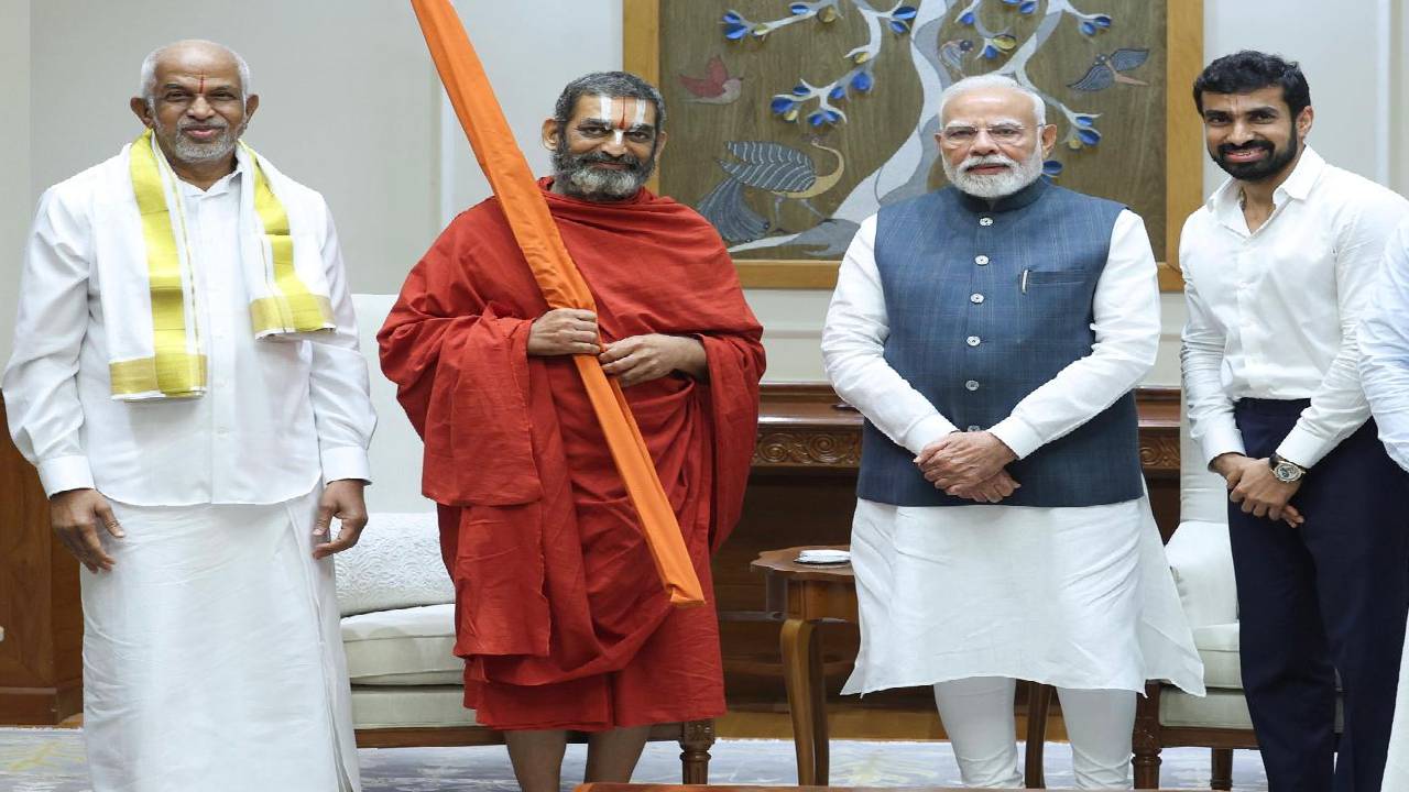 మోదీని కలిసిన చిన్నజీయర్ స్వామి, జూపల్లి రామేశ్వరరావు.. సమతామూర్తి స్ఫూర్తి కేంద్రం 3వ వార్షికోత్సవానికి ఆహ్వానం మోదీని కలిసిన చిన్నజీయర్ స్వామి, జూపల్లి రామేశ్వరరావు.. సమతామూర్తి స్ఫూర్తి కేంద్రం 3వ వార్షికోత్సవానికి ఆహ్వానం