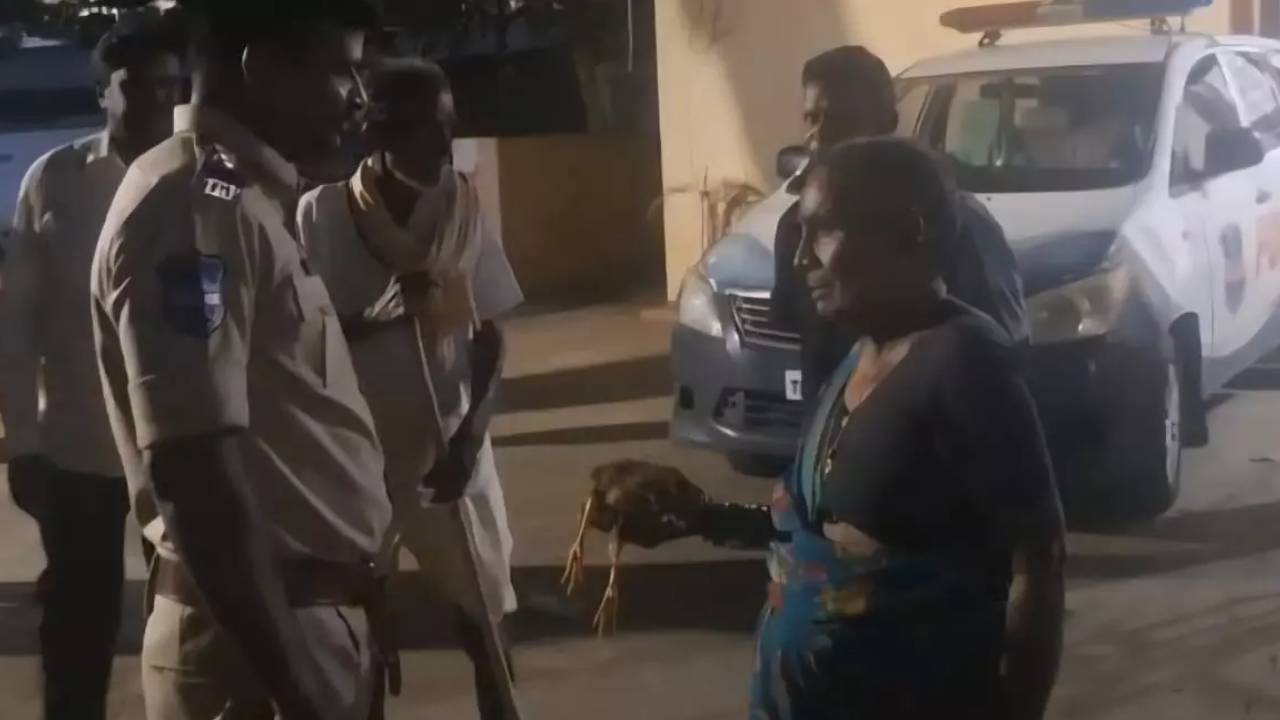బోరున విలపిస్తూ.. కోడిని పట్టుకొని పోలీస్ స్టేషన్కు వెళ్లిన వృద్ధురాలు.. కాళ్లు విరగొట్టారంటూ ఫిర్యాదు.. ఖాకీలు నచ్చజెప్పినా వినలే.. బోరున విలపిస్తూ.. కోడిని పట్టుకొని పోలీస్ స్టేషన్కు వెళ్లిన వృద్ధురాలు.. కాళ్లు విరగొట్టారంటూ ఫిర్యాదు.. ఖాకీలు నచ్చజెప్పినా వినలే..