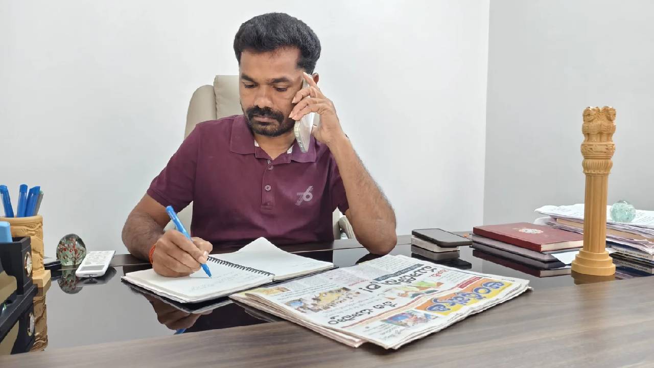 ఒక్కొక్కరి బొక్కలు ఇరుగుతాయ్..: ఎమ్మెల్యే వెడ్మ బొజ్జు మాస్ వార్నింగ్ ఒక్కొక్కరి బొక్కలు ఇరుగుతాయ్..: ఎమ్మెల్యే వెడ్మ బొజ్జు మాస్ వార్నింగ్