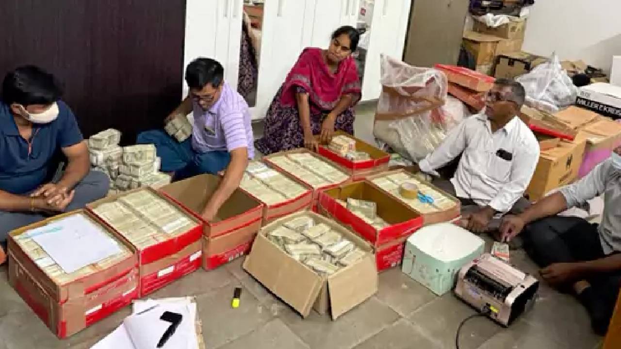 గుట్టలు గుట్టలుగా నోట్ల కట్టలు.. 12 పెట్టెల్లో రూ.11 కోట్లు.. ఏపీ లిక్కర్ స్కామ్లో సంచలనం.. గుట్టలు గుట్టలుగా నోట్ల కట్టలు.. 12 పెట్టెల్లో రూ.11 కోట్లు.. ఏపీ లిక్కర్ స్కామ్లో సంచలనం..