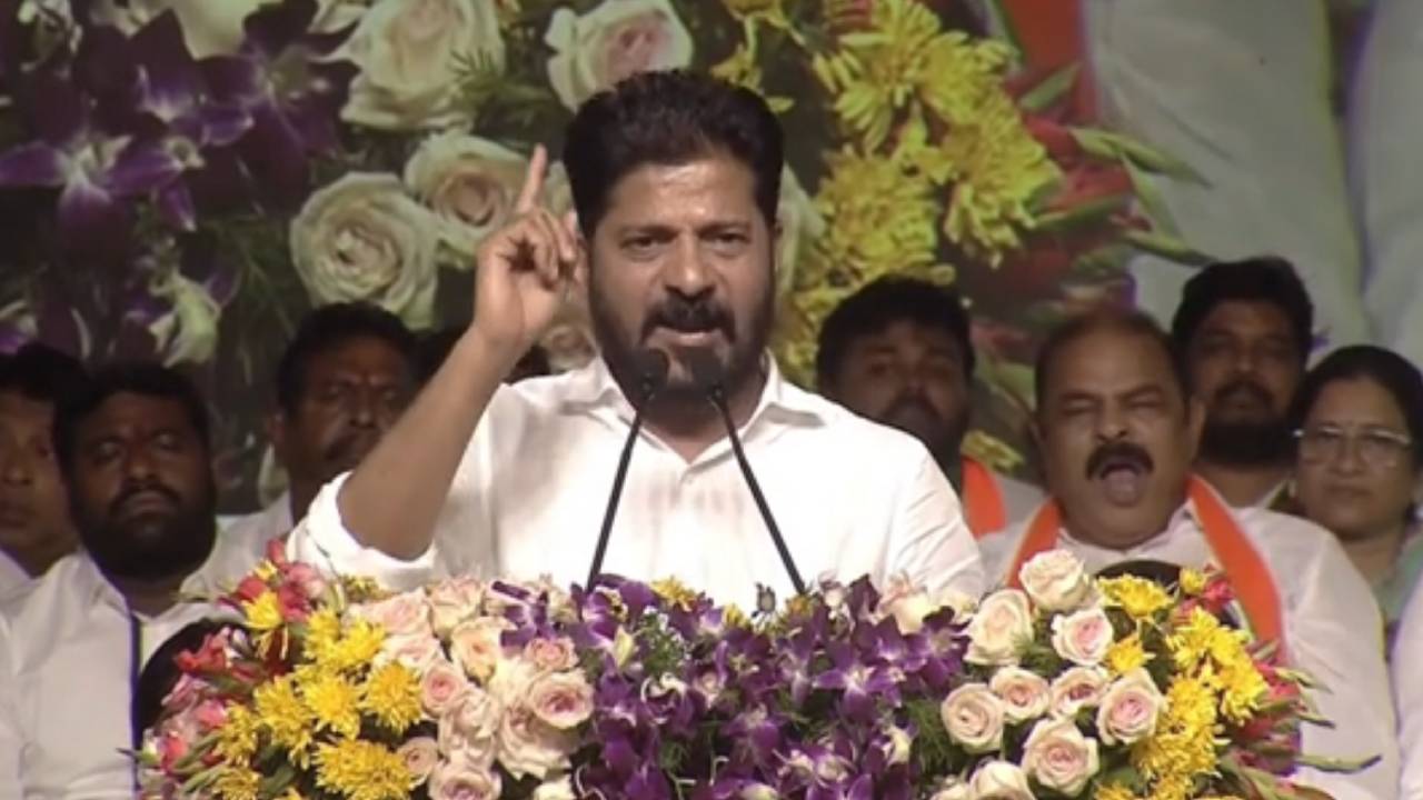 వచ్చే ఎన్నికల్లో 100 మంది ఎమ్మెల్యేలను, 15 మంది ఎంపీలను గెలిపిస్తాను.. ఒక్క ఎమ్మెల్యే తక్కువ అయినా..: సీఎం రేవంత్ వచ్చే ఎన్నికల్లో 100 మంది ఎమ్మెల్యేలను, 15 మంది ఎంపీలను గెలిపిస్తాను.. ఒక్క ఎమ్మెల్యే తక్కువ అయినా..: సీఎం రేవంత్