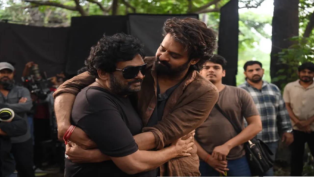 “రాజాసాబ్” సెట్కు వెళ్లి ప్రభాస్ను కలిసిన పూరి జగన్నాథ్, చార్మీ.. ఫొటోలు వైరల్ “రాజాసాబ్” సెట్కు వెళ్లి ప్రభాస్ను కలిసిన పూరి జగన్నాథ్, చార్మీ.. ఫొటోలు వైరల్