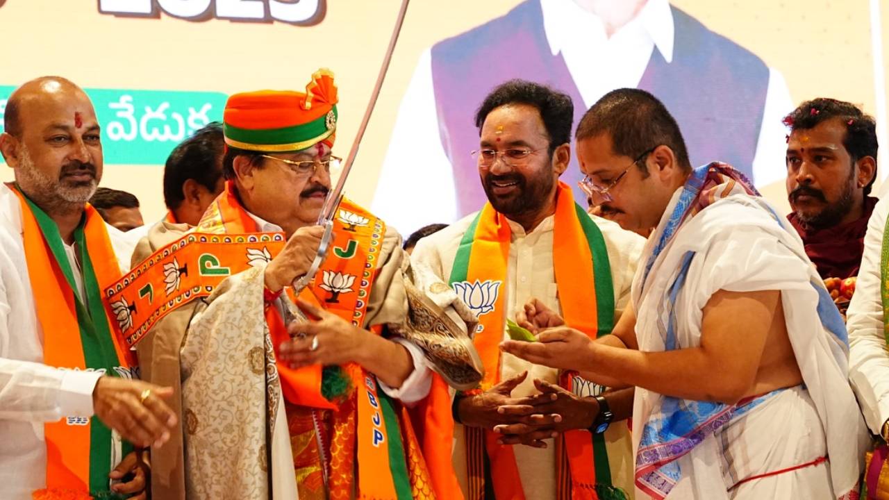 ‘నేను సాఫ్ట్ అనుకుంటున్నారేమో..’ తెలంగాణ బీజేపీ కొత్త అధ్యక్షుడు రామచందర్ రావు ఫస్ట్ స్పీచ్ లోనే.. ‘నేను సాఫ్ట్ అనుకుంటున్నారేమో..’ తెలంగాణ బీజేపీ కొత్త అధ్యక్షుడు రామచందర్ రావు ఫస్ట్ స్పీచ్ లోనే..