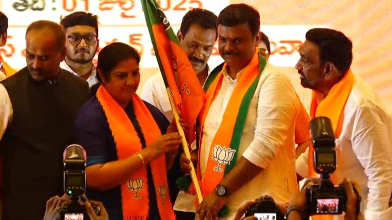 ఏపీ బీజేపీ అధ్యక్ష బాధ్యతలను పీవీఎన్ మాధవ్కు అప్పగించిన పురంధేశ్వరి ఏపీ బీజేపీ అధ్యక్ష బాధ్యతలను పీవీఎన్ మాధవ్కు అప్పగించిన పురంధేశ్వరి