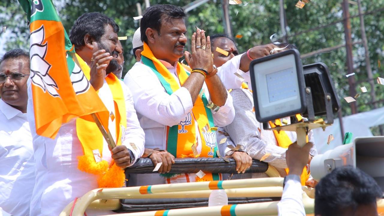 లెనిన్కు మన ప్రాంతానికి ఏంటి సంబంధం..? విజయవాడలో లెనిన్ సెంటర్ పేరు మార్చాలి.. బీజేపీ అధ్యక్షుడు పీవీఎన్ మాధవ్ లెనిన్కు మన ప్రాంతానికి ఏంటి సంబంధం..? విజయవాడలో లెనిన్ సెంటర్ పేరు మార్చాలి.. బీజేపీ అధ్యక్షుడు పీవీఎన్ మాధవ్