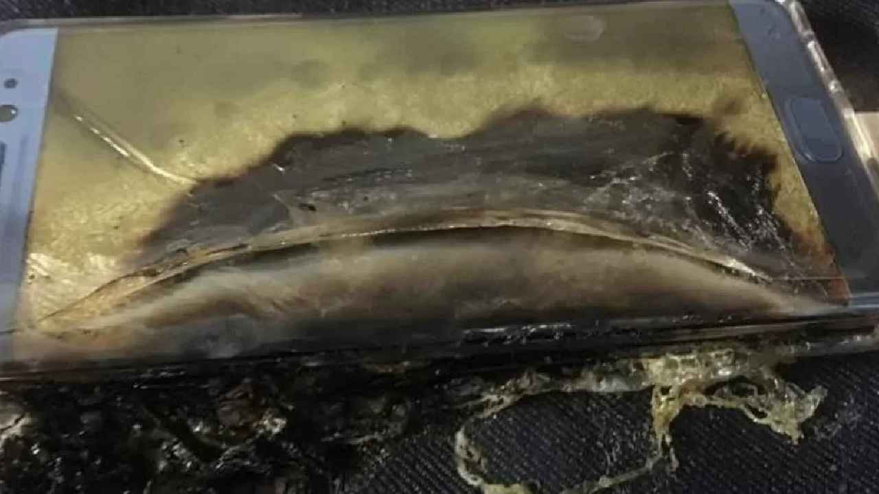 Phone Explode: బాబోయ్.. బాంబుల్లా పేలుతున్న ఫోన్లు.. బీకేర్ ఫుల్.. యువకుడి ప్యాంటు జేబులో పేలిన ఫోన్ Phone Explode: బాబోయ్.. బాంబుల్లా పేలుతున్న ఫోన్లు.. బీకేర్ ఫుల్.. యువకుడి ప్యాంటు జేబులో పేలిన ఫోన్