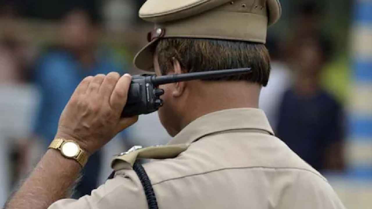Police Constable: బాప్ రే..12ఏళ్లలో ఒక్కరోజు కూడా డ్యూటీ చేయకుండానే 28లక్షలు జీతం అందుకున్న పోలీస్.. ఎలాగంటే.. Police Constable: బాప్ రే..12ఏళ్లలో ఒక్కరోజు కూడా డ్యూటీ చేయకుండానే 28లక్షలు జీతం అందుకున్న పోలీస్.. ఎలాగంటే..