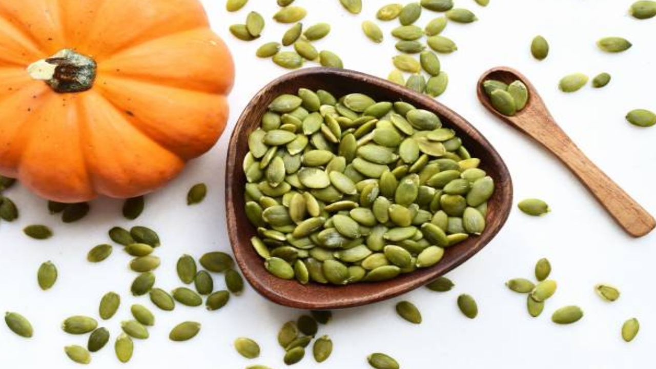 Pumpkin Seeds Benefits: గుండెను రక్షించే గుమ్మడి గింజలు.. ప్రోటీన్లు, పోషక విలువలు.. ఇలా చేసుకొని తినండి Pumpkin Seeds Benefits: గుండెను రక్షించే గుమ్మడి గింజలు.. ప్రోటీన్లు, పోషక విలువలు.. ఇలా చేసుకొని తినండి