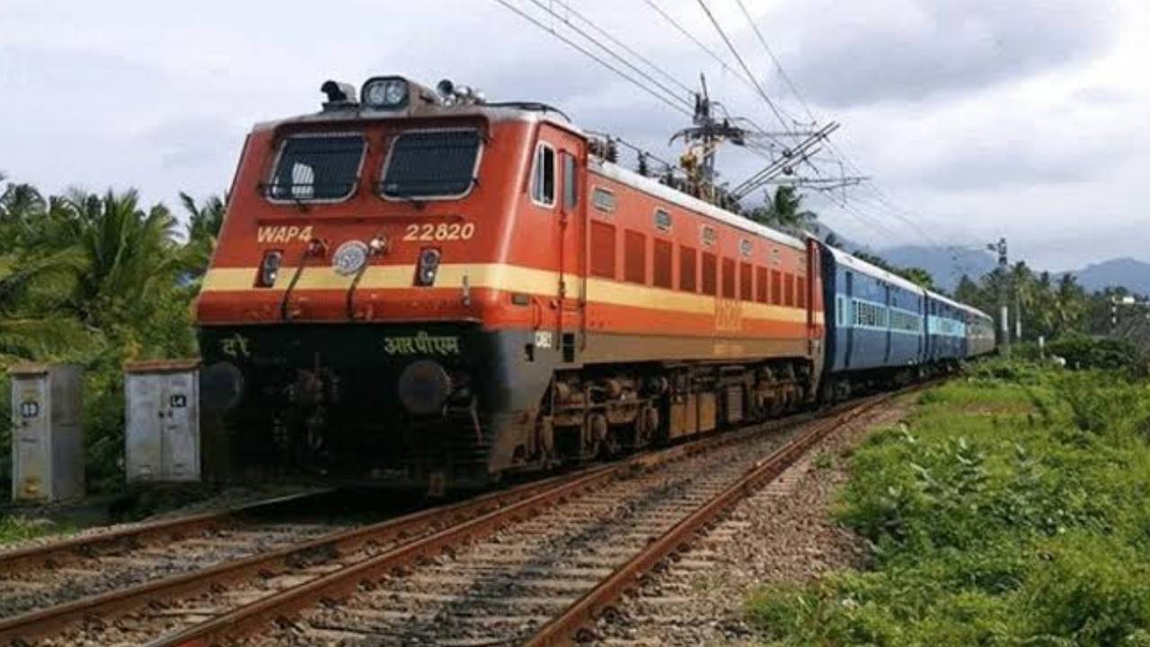 Indian Railways: రైల్వే ఛార్జీలు పెరిగాయ్.. కొత్త ఛార్జీలు ఎంతంటే..? హైదరాబాద్ నుంచి వివిధ ప్రాంతాలకు ఏసీ క్లాస్లో పెరిగిన ఛార్జీలు ఇలా.. Indian Railways: రైల్వే ఛార్జీలు పెరిగాయ్.. కొత్త ఛార్జీలు ఎంతంటే..? హైదరాబాద్ నుంచి వివిధ ప్రాంతాలకు ఏసీ క్లాస్లో పెరిగిన ఛార్జీలు ఇలా..