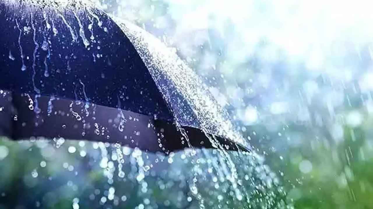 AP Rains: ఏపీకి భారీ వర్ష సూచన.. 2 రోజులు కుండపోత వానలు.. పిడుగులు పడే ప్రమాదం..! AP Rains: ఏపీకి భారీ వర్ష సూచన.. 2 రోజులు కుండపోత వానలు.. పిడుగులు పడే ప్రమాదం..!