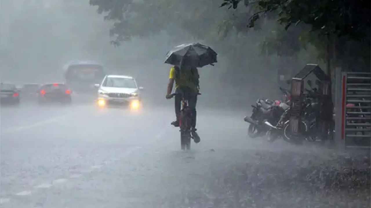 AP Rains: ఏపీలో మరో 4 రోజులు వానలే వానలు.. పిడుగులు పడే ప్రమాదం.. ఈ జిల్లాల్లో భారీ వర్షాలు.. AP Rains: ఏపీలో మరో 4 రోజులు వానలే వానలు.. పిడుగులు పడే ప్రమాదం.. ఈ జిల్లాల్లో భారీ వర్షాలు..
