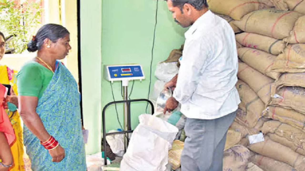 రేషన్ కార్డుకోసం అప్లయ్ చేసినోళ్లకు భారీ శుభవార్త.. ఆ రోజు నుంచే కార్డుల పంపిణీ.. రేషన్ మాత్రం ఇప్పట్లో ఇవ్వరు.. రేషన్ కార్డుకోసం అప్లయ్ చేసినోళ్లకు భారీ శుభవార్త.. ఆ రోజు నుంచే కార్డుల పంపిణీ.. రేషన్ మాత్రం ఇప్పట్లో ఇవ్వరు..
