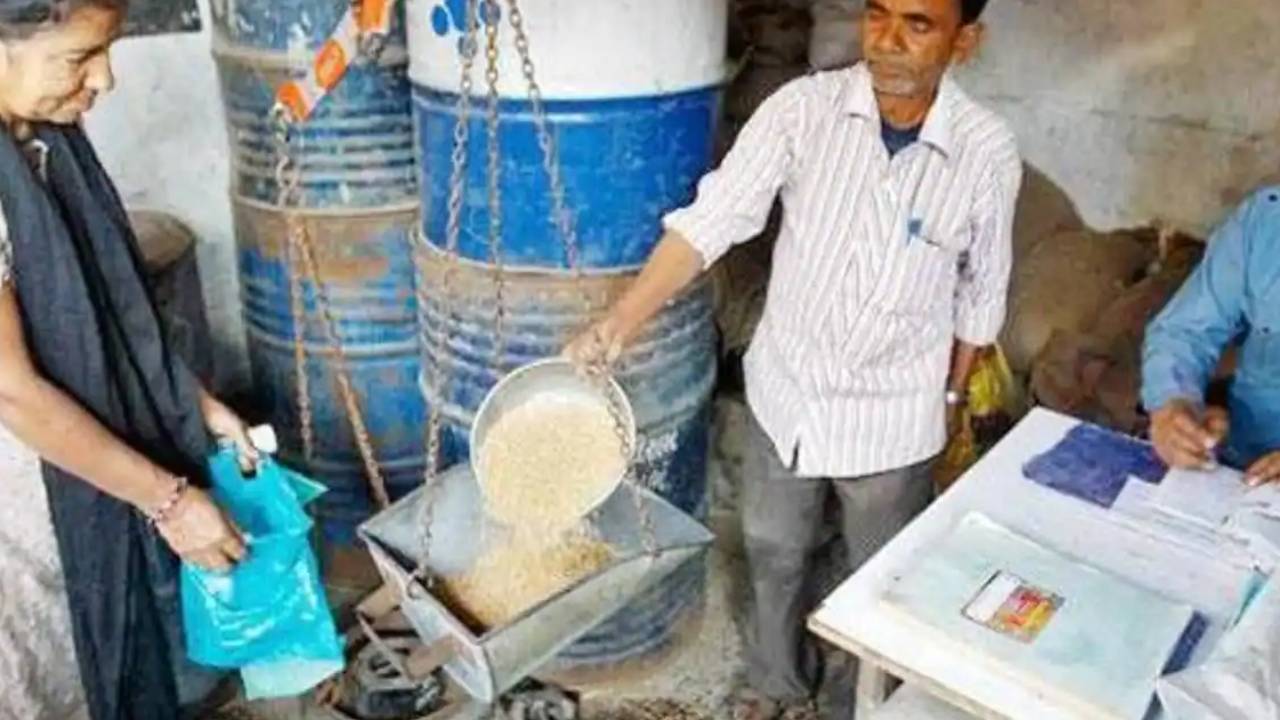 గుడ్న్యూస్.. వాళ్లందరికీ కొత్త రేషన్ కార్డులు వచ్చేస్తున్నాయ్.. రాష్ట్ర వ్యాప్తంగా పంపిణీకి ఏర్పాట్లు.. లిస్ట్లో మీపేరు కోసం ఇలా చెక్ చేసుకోండి.. గుడ్న్యూస్.. వాళ్లందరికీ కొత్త రేషన్ కార్డులు వచ్చేస్తున్నాయ్.. రాష్ట్ర వ్యాప్తంగా పంపిణీకి ఏర్పాట్లు.. లిస్ట్లో మీపేరు కోసం ఇలా చెక్ చేసుకోండి..