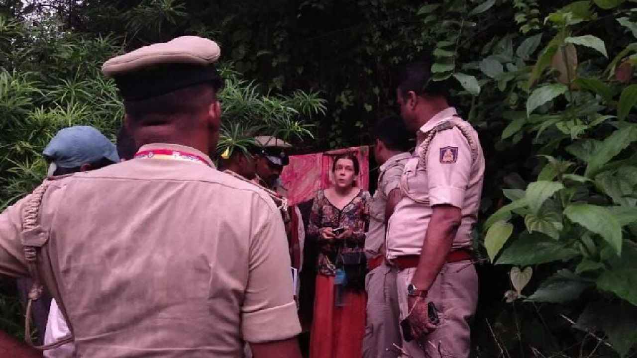 Russian Woman: గోకర్ణలోని ప్రమాదకర గుహల్లో రష్యన్ మహిళ, పిల్లలు.. కారణం తెలుసుకుని షాక్ అయిన పోలీసులు.. Russian Woman: గోకర్ణలోని ప్రమాదకర గుహల్లో రష్యన్ మహిళ, పిల్లలు.. కారణం తెలుసుకుని షాక్ అయిన పోలీసులు..