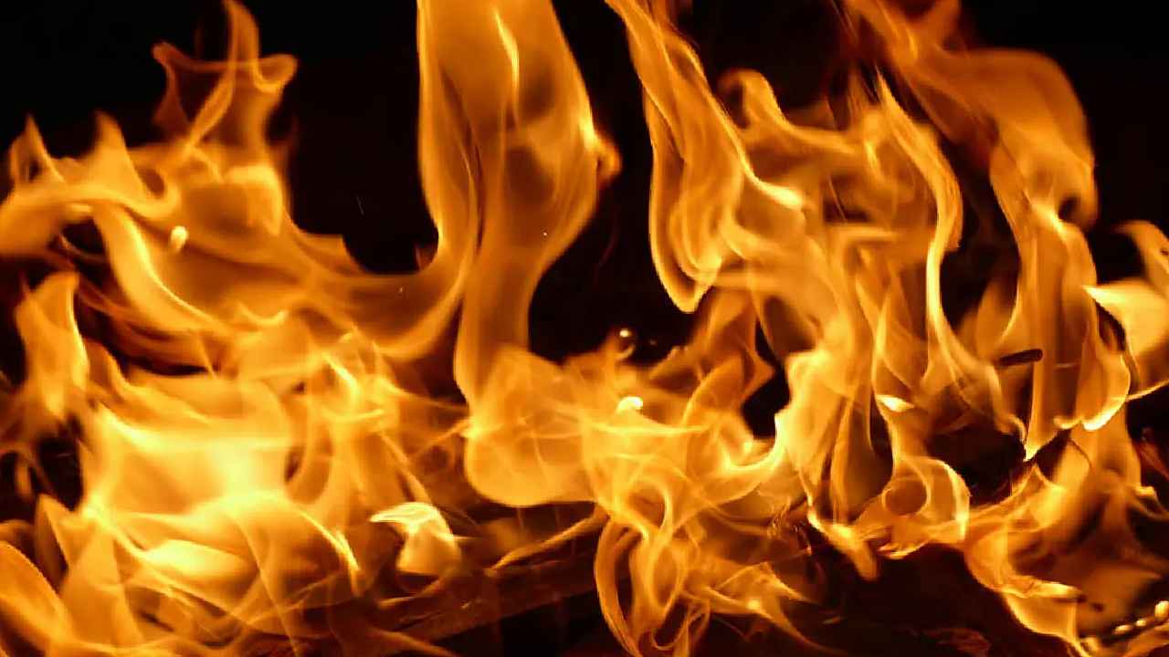 Student Set Fire: కాలేజీలో కలకలం.. నిప్పంటించుకున్న విద్యార్థిని.. అతడి వేధింపులు తట్టుకోలేక..! Student Set Fire: కాలేజీలో కలకలం.. నిప్పంటించుకున్న విద్యార్థిని.. అతడి వేధింపులు తట్టుకోలేక..!