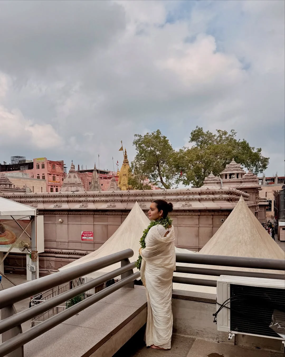 Soniya Singh Visits Kashi Temple